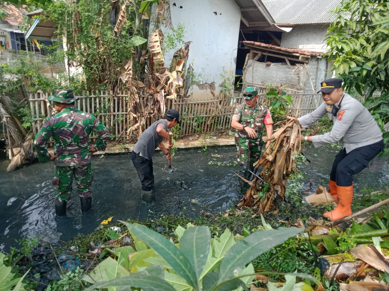 Giat Kerja Bakti Koramil 0510 Binong Bersama Warga Bojongkeding1