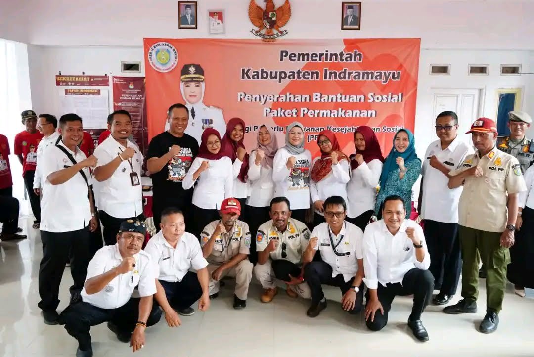 Bupati Indramayu & Kadinsos Salurkan Paket Makanan Kepada 75 Lansia1