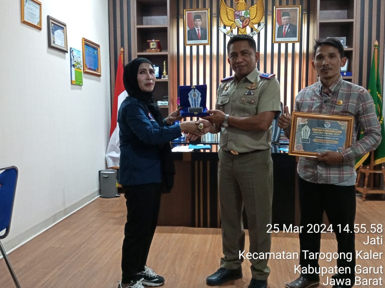 Bendahara DPD IWOI Garut Serahkan Sertifikat dan Plakat Golden Awards Ke 6 Kepada Kakan ATR-BPN Garut1