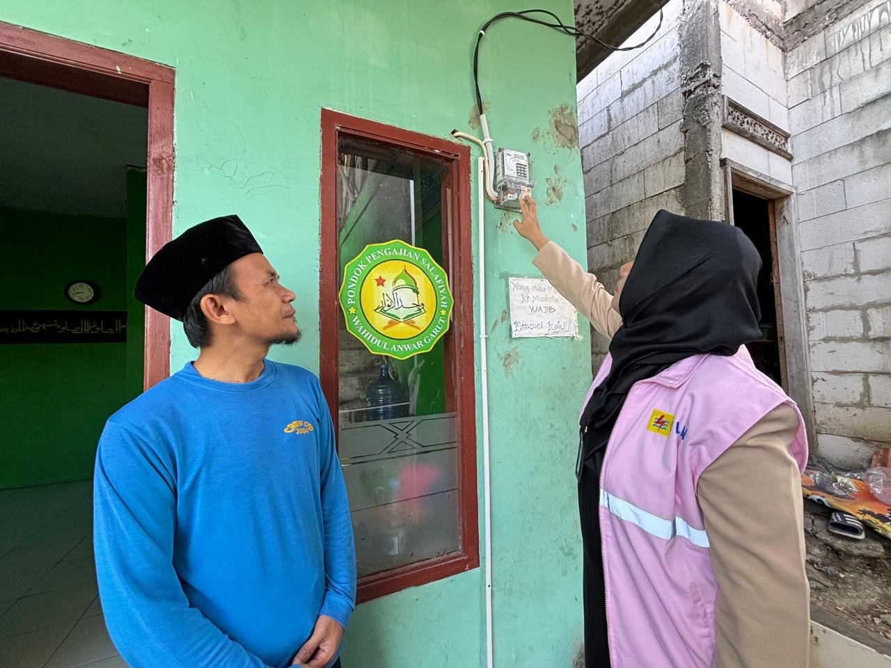 Hadirkan Terang Bagi Pelosok Negeri, Srikandi PLN UP3 Laksanakan Penyalaan Listrik Gratis Melalui Program One Week One Mosque1