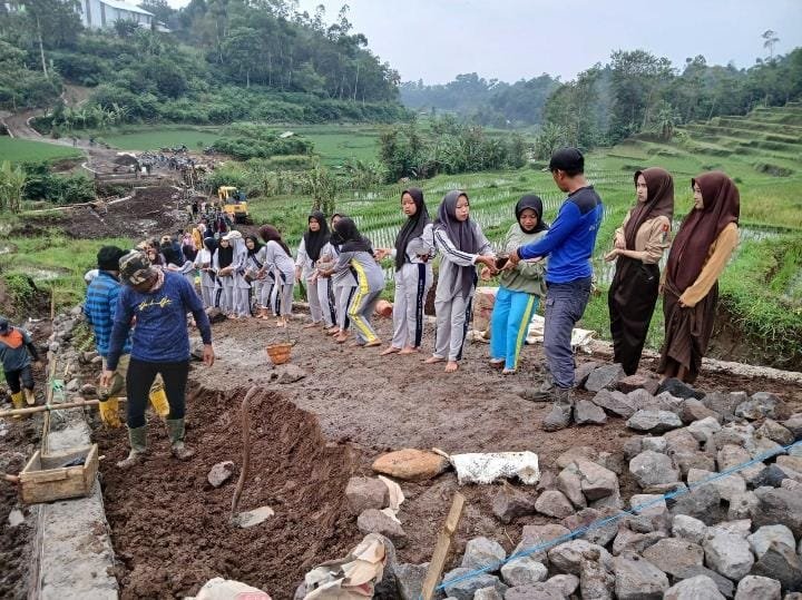 Puluhan Siswa SMA Bantu TNI Pada Pembangunan Jalan TMMD ke-120 Kodim 0611/Garut1