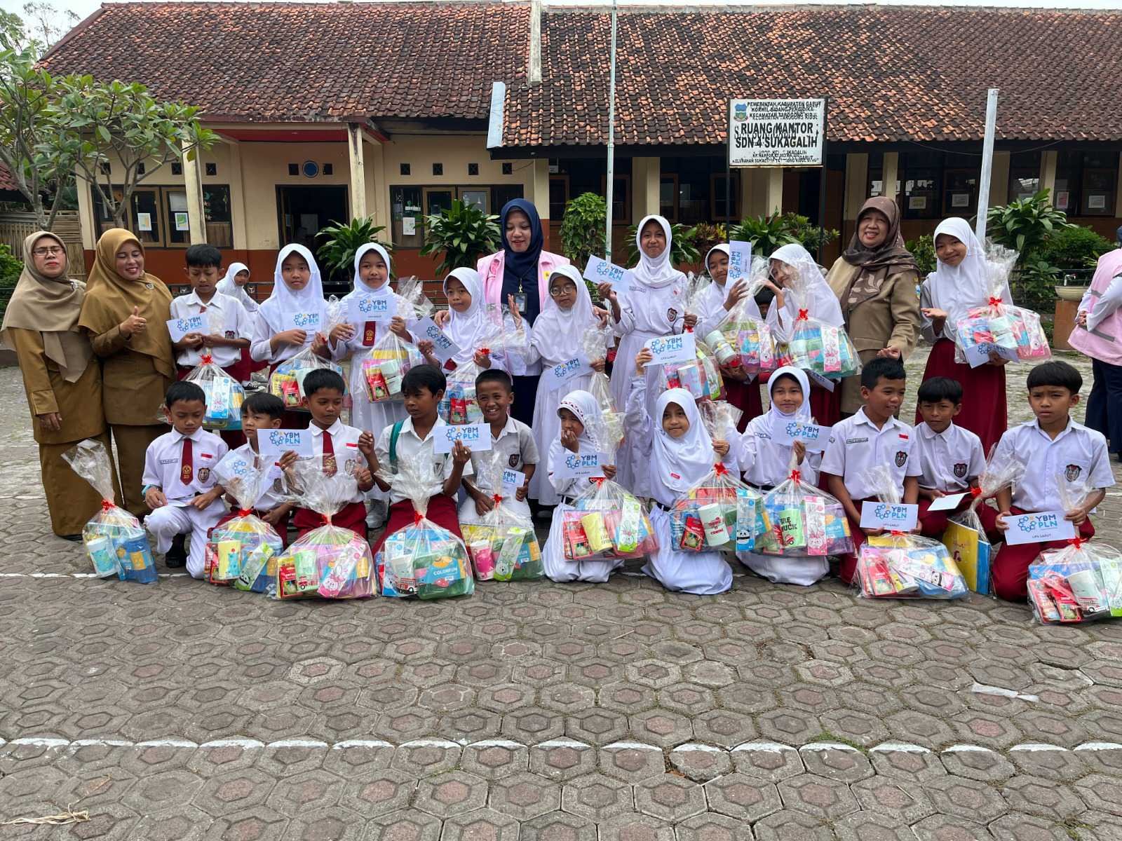 Jelang Hari Anak Nasional, YBM PLN Kolaborasi Bersama Srikandi PLN UP3 Garut Salurkan Paket Perlengkapan Sekolah Kepada Siswa Berprestasi di SDN 3 dan SDN 4 Sukagalih1