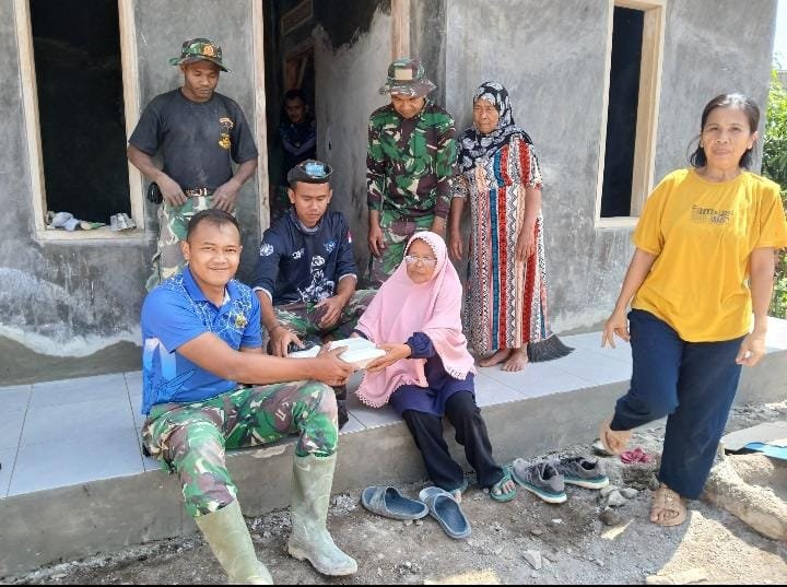 Keberkahan di Kampung Buleud, Desa Cinta Damai Ibu Hj Dede Bagikan Nasi Box untuk Personel TMMD ke-1201