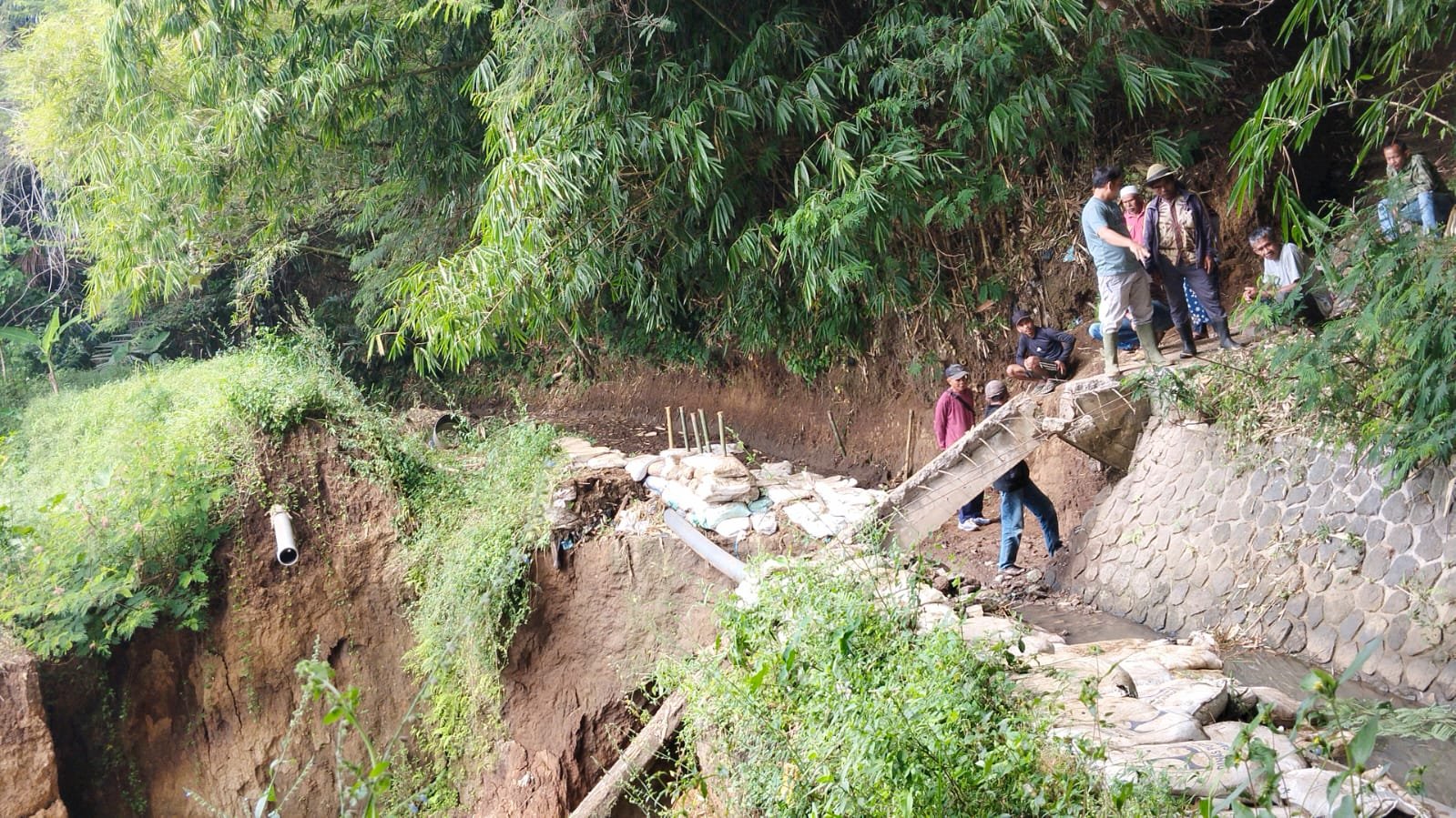 Kepala Desa Ngamplang Kecamatan Cilawu Dinas PUPR Pengairan, Marathon memperbaiki Lokasi Longsor1