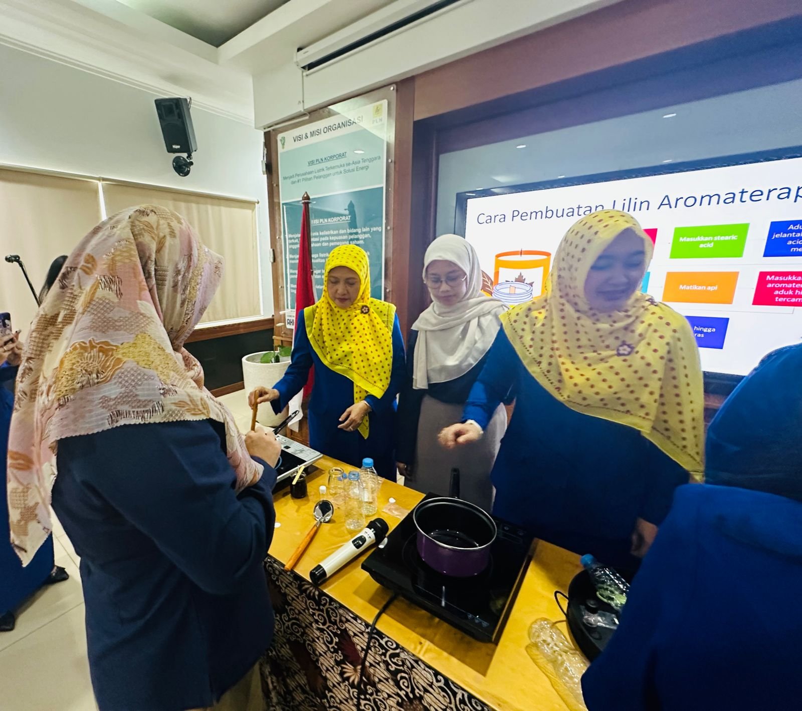 PIKK PLN UP3 Garut Berkolaborasi Bersama Srikandi PLN Laksanakan Pelatihan Daur Ulang Minyak Jelantah Menjadi Lilin Aromaterapi Dalam Rangka Kunjungan PIKK PLN UID Jawa Barat1