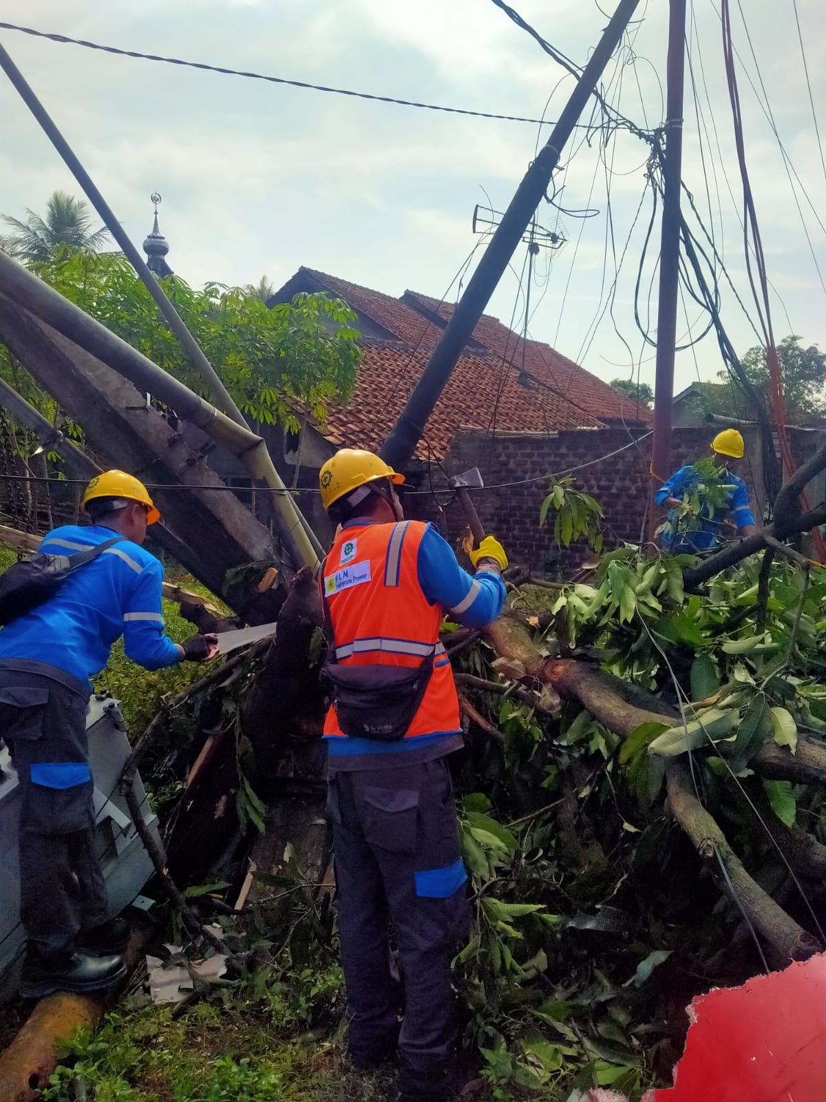 PLN UP3 Garut Melalui Tim Recovery ULP Cibatu Gerak Cepat Tangani Gangguan Kelistrikan Akibat Gardu Ditabrak Mobil Tronton Box1