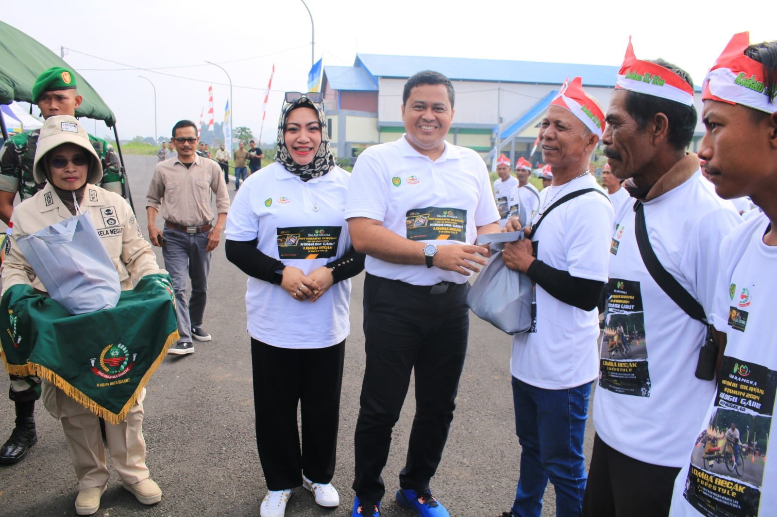 Peserta Lomba Becak Freestyle Kodim 0611/Garut, Beraksi Spektakuler di SOR Adiwijaya, Garut dalam Rangka Peringati HUT Kodam lll/Slw ke 781