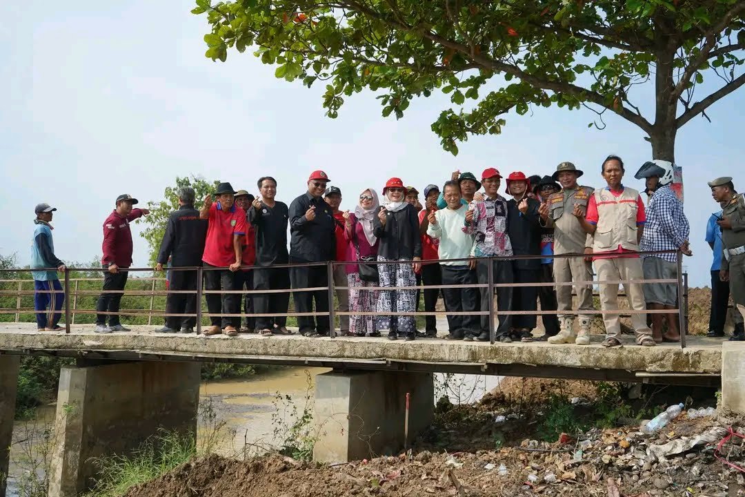 Hindari Gagal Tanam, Bupati Indramayu & Kadis PUPR Pastikan Irigasi Masuk ke Sawah Petani1