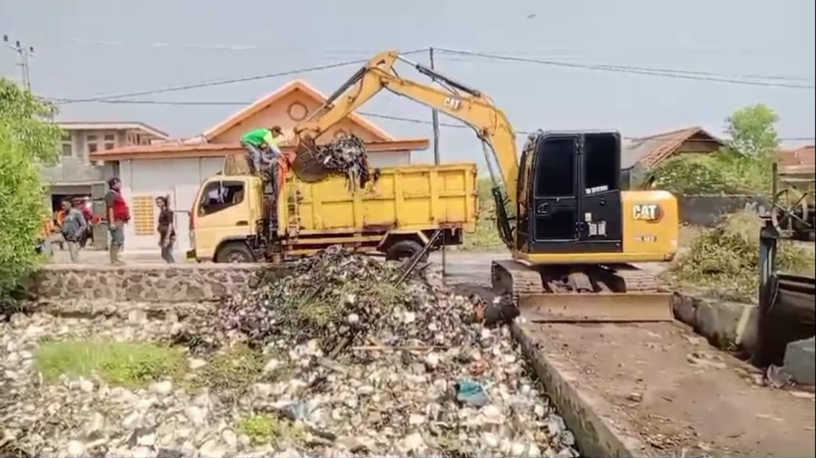 Muspika Legonkulon Bersama Masyarakat Dibantu BPBD Kabupaten Subang Bersihkan Sampah Sungai Cigadung1